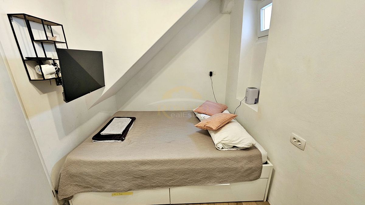 Renovirana kamnita hiša v starem delu Trogirja na 5 nadstropjih